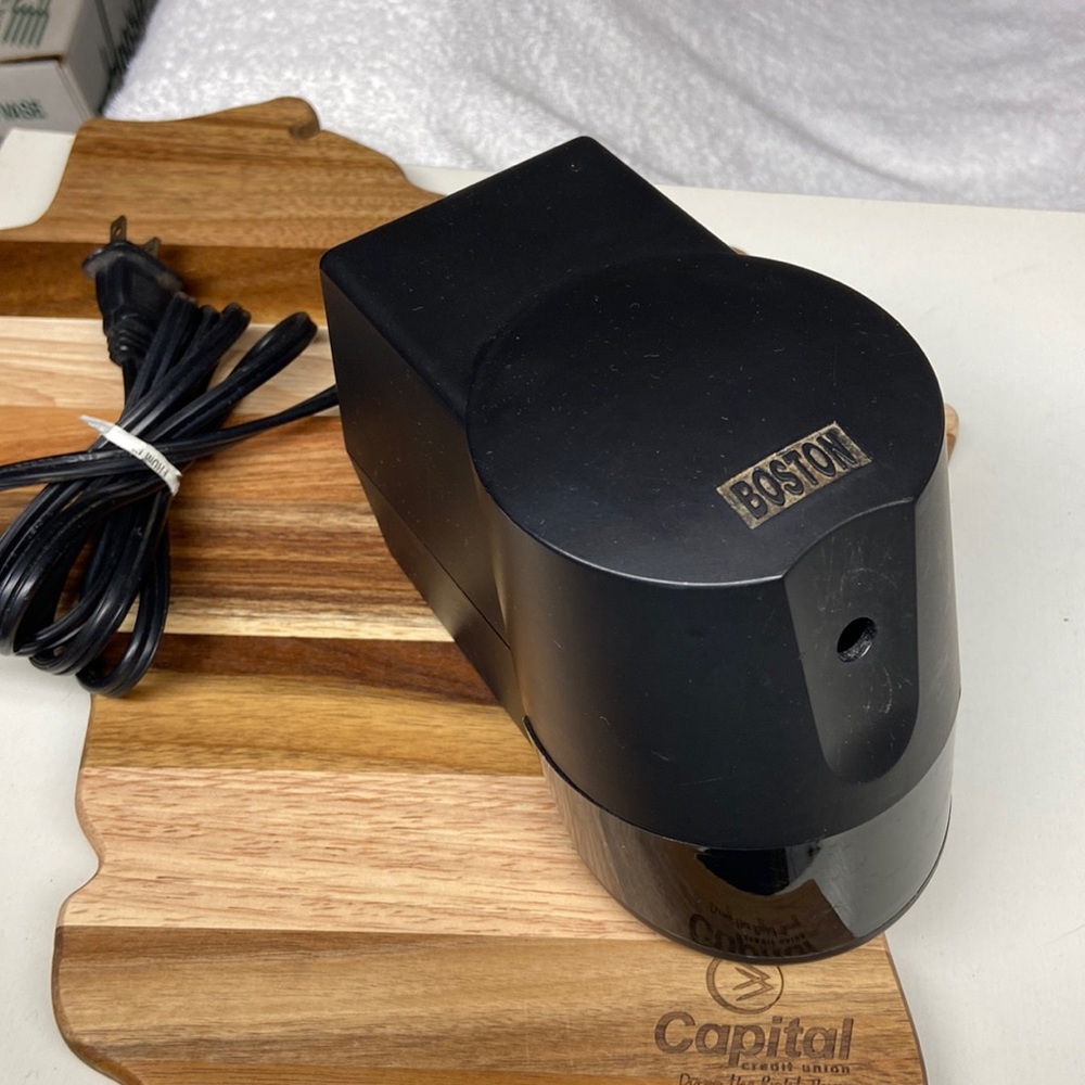 Electric pencil sharpener